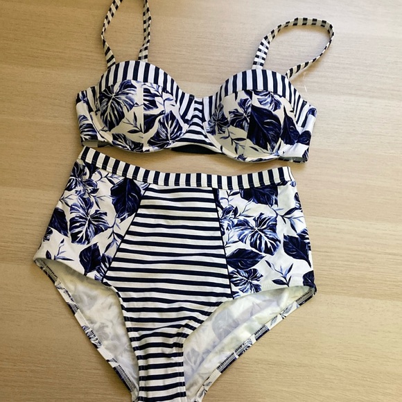 NEW Robyn Lawley Navy and White Floral Bikini Set, Bottoms size Medium, Top D/DD - Picture 1 of 11
